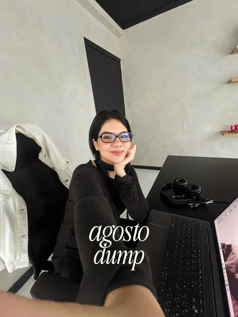 Capa do carrossel agosto dump: Alanis à mesa, ao lado do computador.